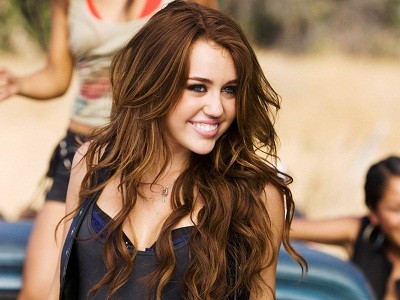 Miley Cyrus đột ngột hủy hôn với bạn trai