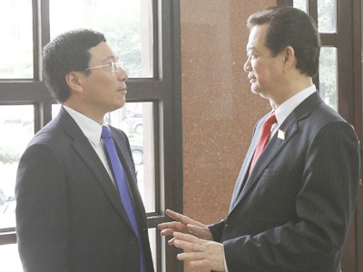 Thủ tướng Nguyễn Tấn Dũng trao đổi với Thứ trưởng Ngoại giao Phạm Bình Minh bên lề kỳ họp thứ nhất, QH khóa XIII. Ảnh: Hồng Khâm