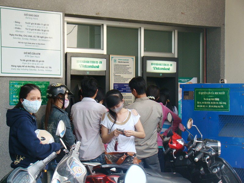 Người dân xếp hàng chờ rút tiền từ máy ATM của Vietcombank trên đường Đồng Khởi, phường Tân Phong, TP Biên Hoà sáng 26 Tết. Ảnh: Đức Minh