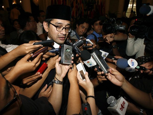 Ngoại trưởng Indonesia Natalegawa giữa vòng vây các nhà báo Ảnh: Từ Internet