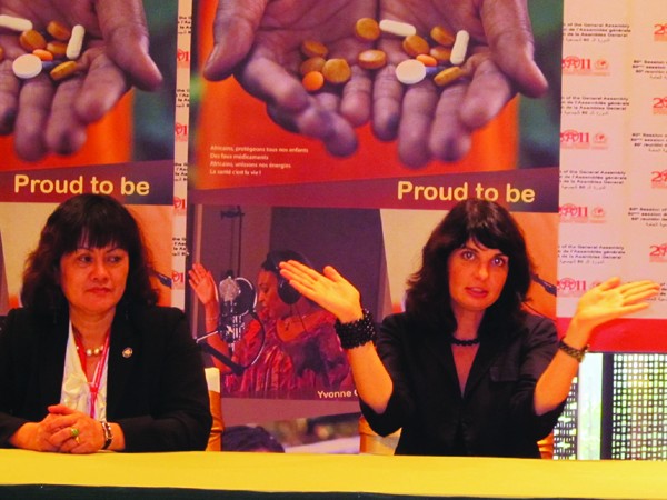 Bà Aline Plancon (phải) và đại diện Văn phòng Interpol VN tại buổi họp báo