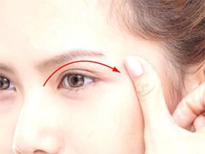 Massage da vùng mắt chống nếp nhăn