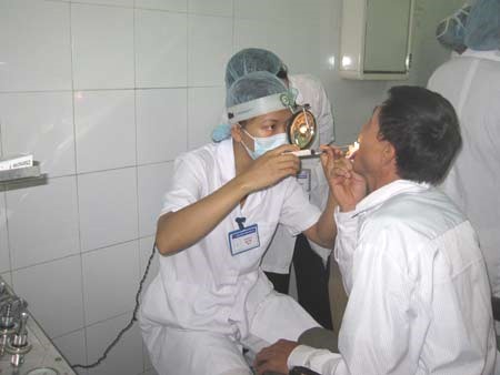 Các bác sĩ BV Tai mũi họng TW đang khám cho bệnh nhân. Ảnh HL (VTC News)