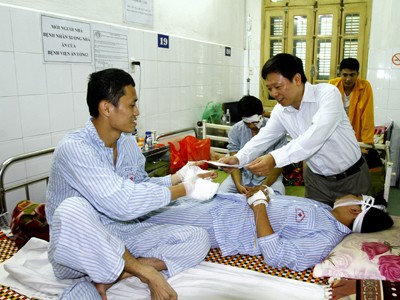 Báo 'Tiền Phong' thăm các chiến sĩ bị thương trong vụ cháy xăng