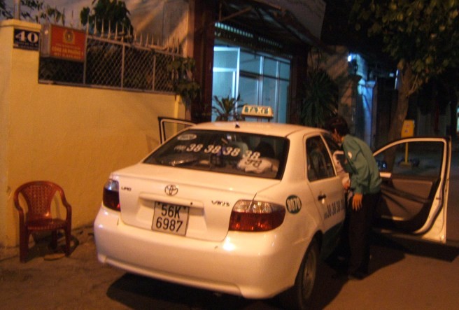 Hà Nội: Cướp taxi táo tợn trong đêm