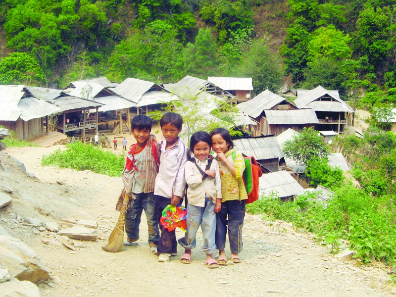 Xuống núi ổn định cuộc sống, bản làng khang trang sạch sẽ, trẻ em được đến trường