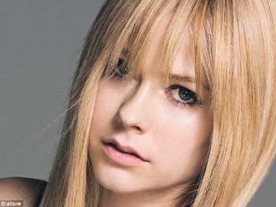 Avril Lavigne đột ngột chuyển style gợi cảm, nữ tính