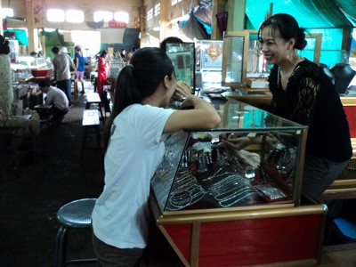 Mua bán vàng như rau ở chợ Campuchia