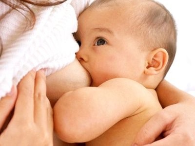 Trẻ nuôi bằng sữa mẹ có thể thiếu Vitamin D, nên bổ sung cho trẻ ngay khi chào đời.