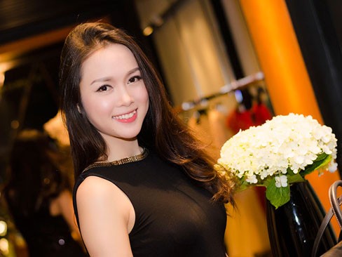 Ngọc Anh - Top 5 Hoa hậu VN khoe 'body' nõn nà