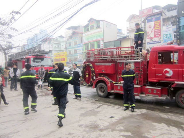 Lực lượng cứu hỏa khẩn trương khống chế đám cháy