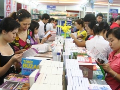 Đông đảo bạn đọc đến với Triển lãm Hội chợ sách quốc tế - Việt Nam 2010 tại Hà Nội Ảnh: MXT