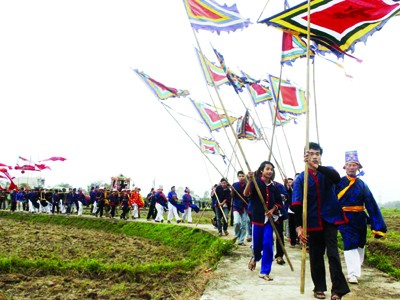 Đoàn lễ rước Mục đồng qua các cánh đồng làng để cầu mong Thần Nông ban phúc. Ảnh: Nguyễn Huy