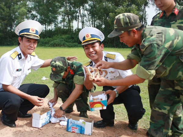 Quà “độc” của lính trường bắn