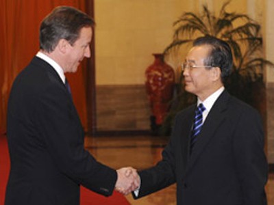 Thủ tướng Ôn Gia Bảo (phải) và Thủ tướng Cameron tại Bắc Kinh