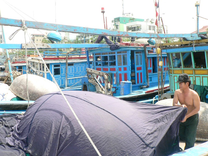 Ngư dân Quảng Ngãi bảo quản tàu thuyền sau chuyến trở về từ Hoàng Sa. Ảnh: Nguyễn Huy