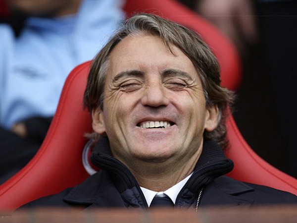 HLV Mancini cười sảng khoái với trận thắng đậm nhưng thừa nhận Man xanh vẫn chưa bắt kịp Man đỏ. Ảnh: AP