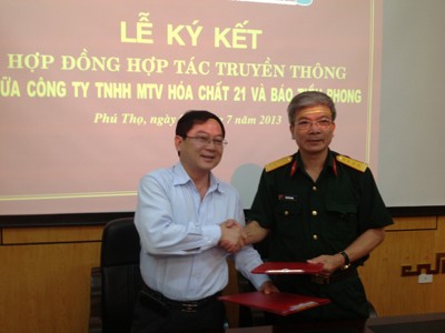 Báo Tiền Phong và Nhà máy Z121 ký hợp tác truyền thông