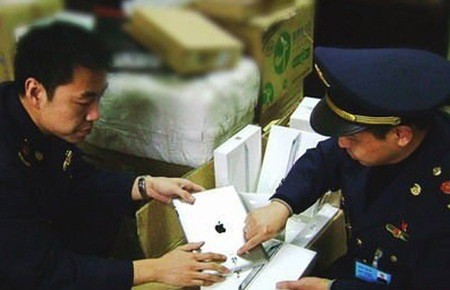Nhà chức trách Trung Quốc tiến hành thu giữ các sản phẩm iPad tại các cửa hàng bán lẻ ở thành phố Thạch Gia Trang - Ảnh: Heibei Youth Daily.