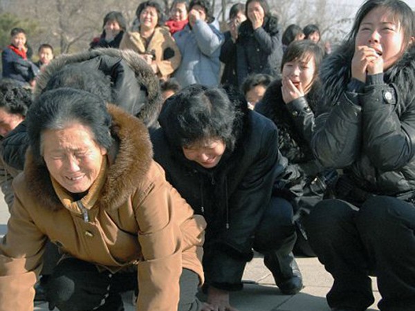 Người dân Triều Tiên khóc thương nhà lãnh đạo Kim Jong Il