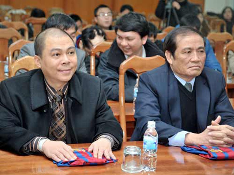 Chủ tịch HĐQT AVG Phạm Nhật Vũ (trái) và Chủ tịch VFF Nguyễn Trọng Hỷ cùng chờ kết quả từ thanh tra. Ảnh: HẢI ANH