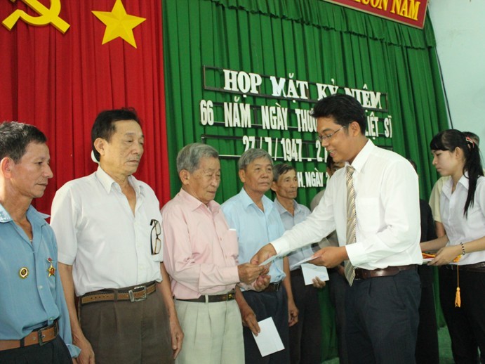 Ông Lâm Phúc - Trưởng Ban Đối ngoại công ty Vedan Viêt Nam trao quà cho các gia đình chính sách tại xã Phước Bình (Long Thành - Đồng Nai)