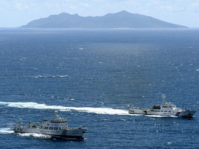 Tàu hải giám Trung Quốc (trái) và tàu tuần duyên Nhật trong một đợt so kè gần Senkaku/Điếu Ngư - Ảnh: Reuters