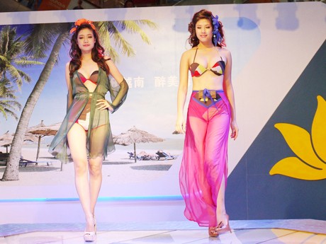 Mẫu Việt diễn bikini ở Thượng Hải