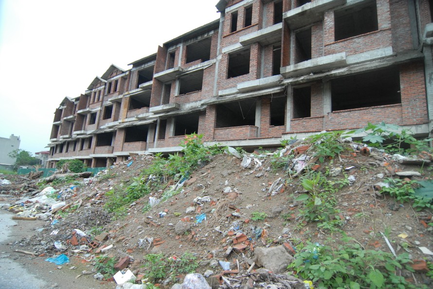 Rác thải chất thành đống tại khu biệt thự nằm trên đường Lê Văn Lương kéo dài