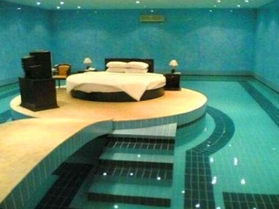 Không gian lạ bể bơi kết hợp với phòng ngủ