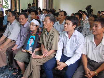 Người nhà nạn nhân Đỗ Xuân Lượng tại phiên tòa sơ thẩm sáng 21-9