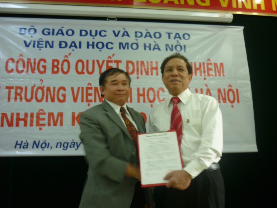 Thứ trưởng Bộ GD-ĐT Bùi Văn Ga trao Quyết định Bổ nhiệm cho tân Viện trưởng Lê Văn Thanh