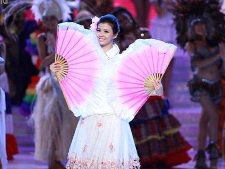 Các thí sinh trong trang phục dân tộc khai mạc Miss World 2010
