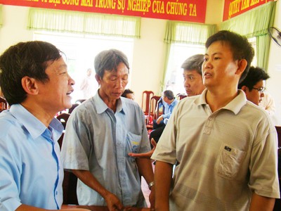 Anh Nguyễn Lam Sơn (bìa phải), nông dân xã Phước An quyết tâm khởi kiện