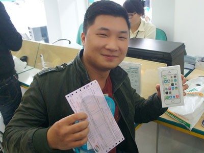 Bi hài ngày đầu bán iPhone 5S chính hãng ở Việt Nam