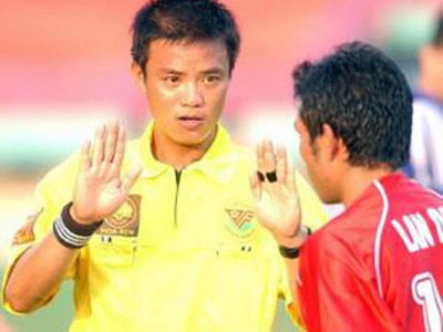 Trọng tài Võ Quang Vinh đoạt “Chiếc Còi Vàng 2011”