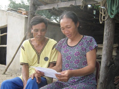 Bà Nguyễn Thị Mai (xóm Nam Mới, xã Cương Gián) bật khóc khi đọc thông báo dừng XKLĐ đi Hàn Quốc của Bộ LĐ-TB&XH. Ảnh: Minh Thùy