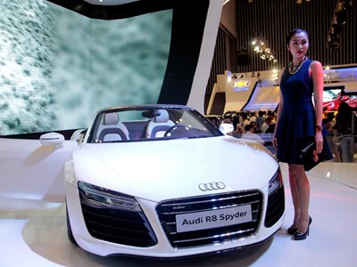 Tăng Thanh Hà cầm lái Audi R8 mui trần