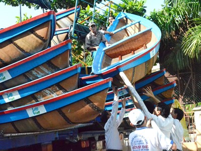 Trao thuyền cứu hộ cho dân vùng rốn lũ