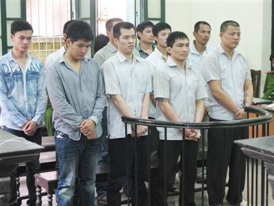 Trần Đức Trang (ngoài cùng bên phải) cùng đồng phạm trong phiên xử sơ thẩm