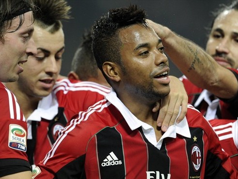 Robinho gia hạn hợp đồng với AC Milan đến 2016