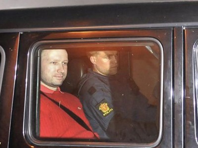 Xe cảnh sát đưa Anders Behring Breivik rời tòa án Ảnh: Reuters