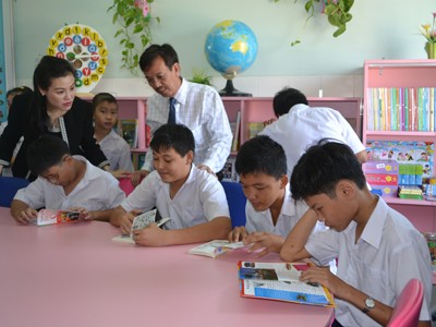 VWS tặng thư viện cho trẻ chuyên biệt