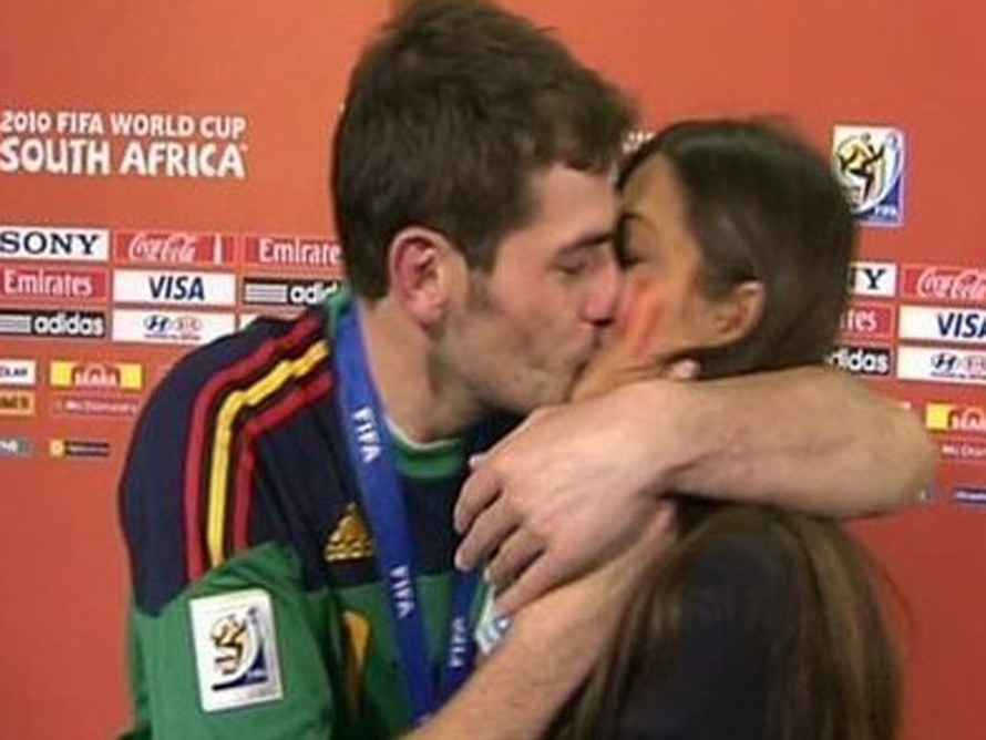 Casillas và cô bồ Sara với “Nụ hôn của World Cup 2010”