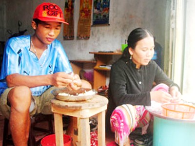 Hào Anh giúp mẹ lột tỏi thuê tại nhà riêng của mình ở phường 8, TP Cà Mau