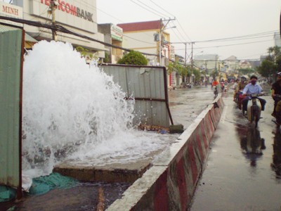 Nước máy chảy ồ ạt trên đường trong khi nhiều nơi không có nước sạch để dùng Ảnh: HT