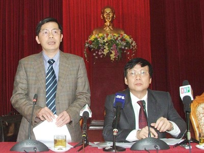 Ông Trần Huy Sáng - Giám đốc Sở Nội vụ Hà Nội (đứng) và ông Hồ Quang Lợi tại buổi giao ban báo chí Ảnh: MT