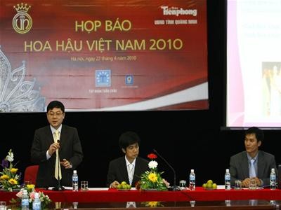 Hoa hậu Việt Nam nhận vương miện và 500 triệu đồng
