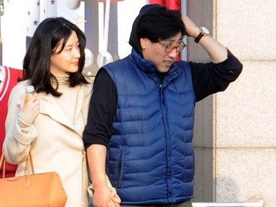 Vợ chồng Lee Young Ae tay trong tay