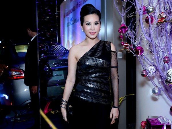 Hoa hậu Thu Hoài vai trần kiêu sa dự tiệc đêm
